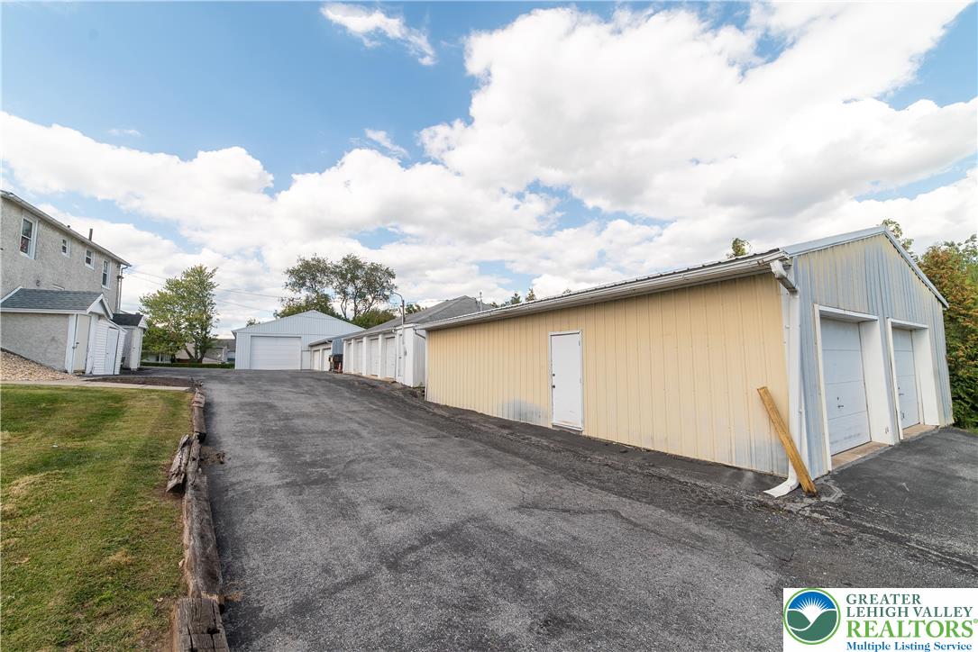 Whitehall Twp, Pennsylvania 18052, United States, 7 Bedrooms Bedrooms, ,4 BathroomsBathrooms,Residential,Pending,205459