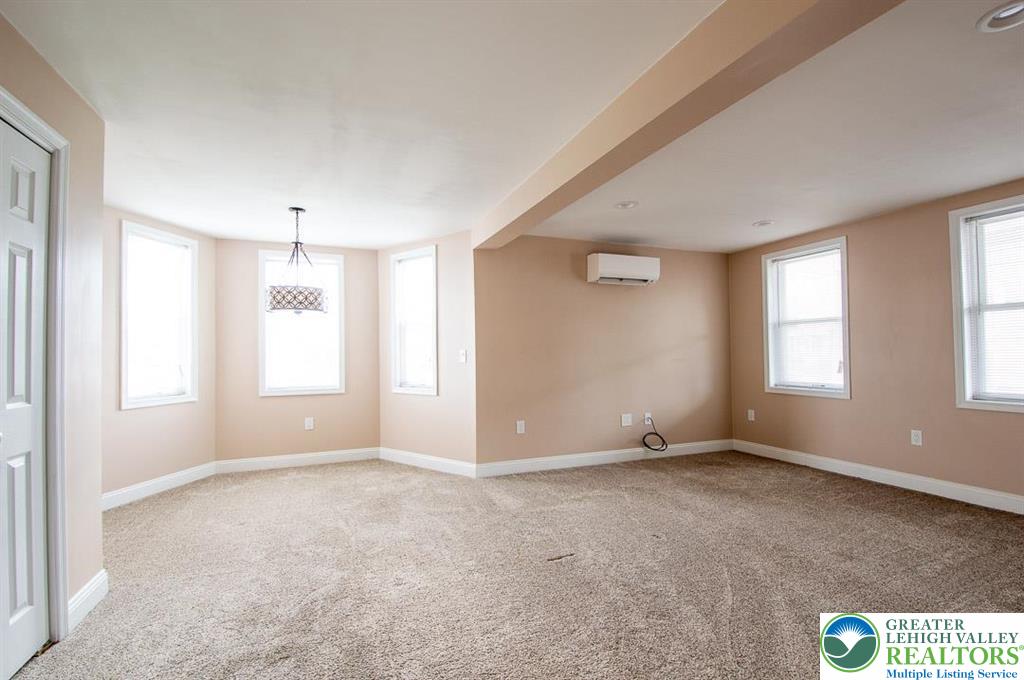 Whitehall Twp, Pennsylvania 18052, United States, 7 Bedrooms Bedrooms, ,4 BathroomsBathrooms,Residential,Pending,205459