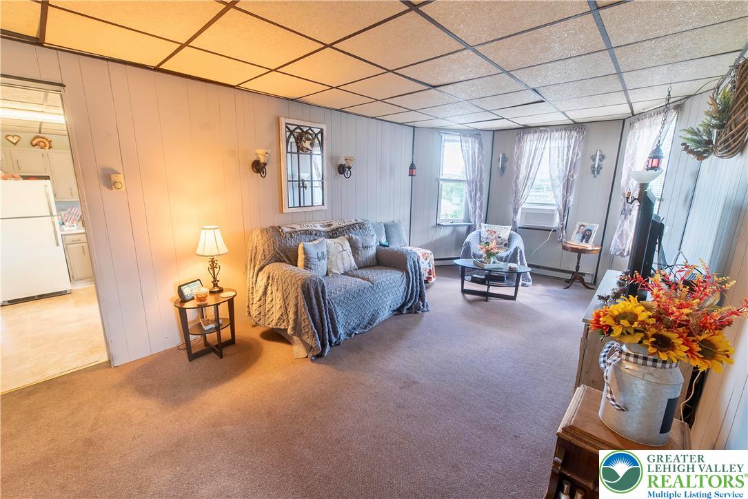 Whitehall Twp, Pennsylvania 18052, United States, 7 Bedrooms Bedrooms, ,4 BathroomsBathrooms,Residential,Pending,205459