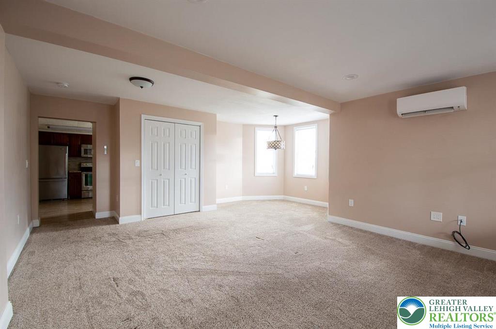 Whitehall Twp, Pennsylvania 18052, United States, 7 Bedrooms Bedrooms, ,4 BathroomsBathrooms,Residential,Pending,205459