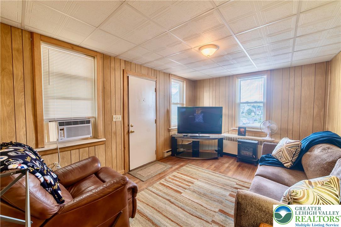 Whitehall Twp, Pennsylvania 18052, United States, 7 Bedrooms Bedrooms, ,4 BathroomsBathrooms,Residential,Pending,205459