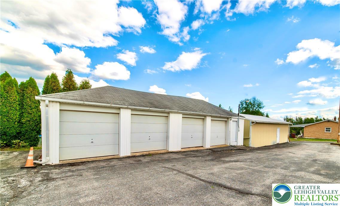 Whitehall Twp, Pennsylvania 18052, United States, 7 Bedrooms Bedrooms, ,4 BathroomsBathrooms,Residential,Pending,205459