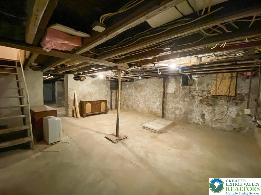 Whitehall Twp, Pennsylvania 18052, United States, 7 Bedrooms Bedrooms, ,4 BathroomsBathrooms,Residential,Pending,205459