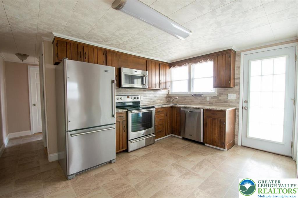 Whitehall Twp, Pennsylvania 18052, United States, 7 Bedrooms Bedrooms, ,4 BathroomsBathrooms,Residential,Pending,205459