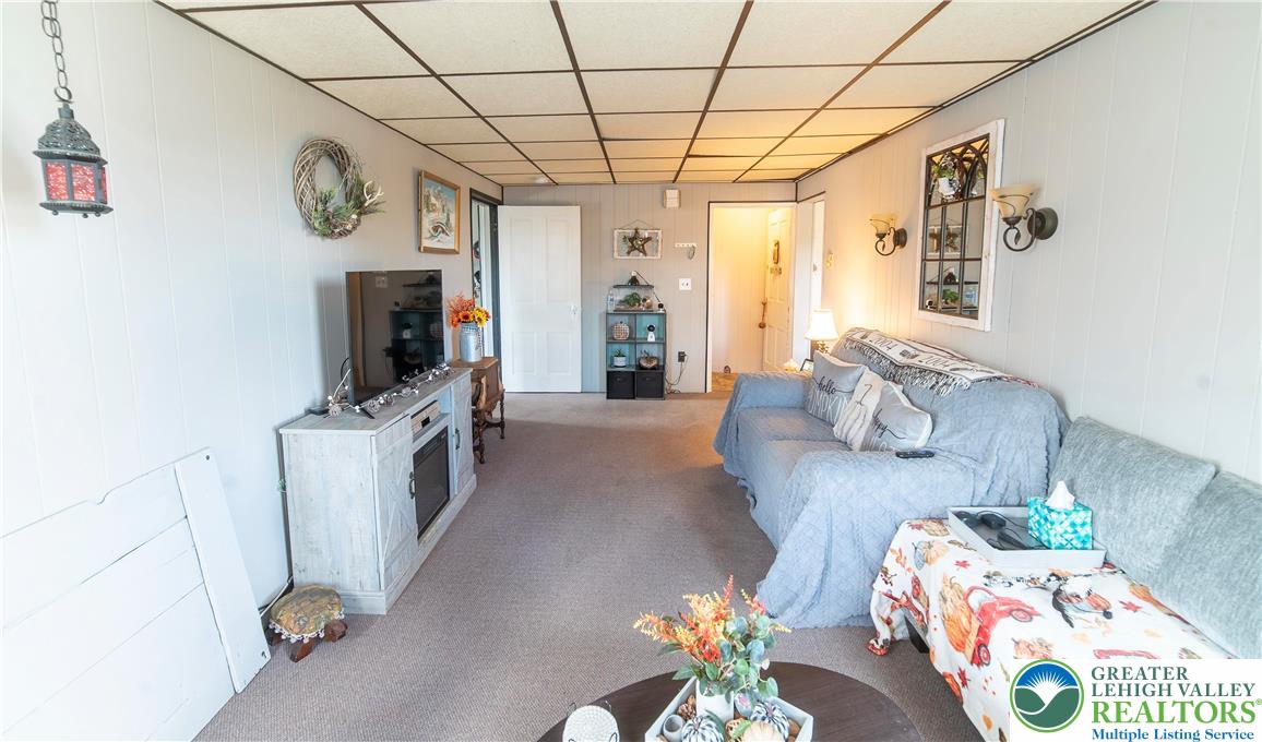 Whitehall Twp, Pennsylvania 18052, United States, 7 Bedrooms Bedrooms, ,4 BathroomsBathrooms,Residential,Pending,205459