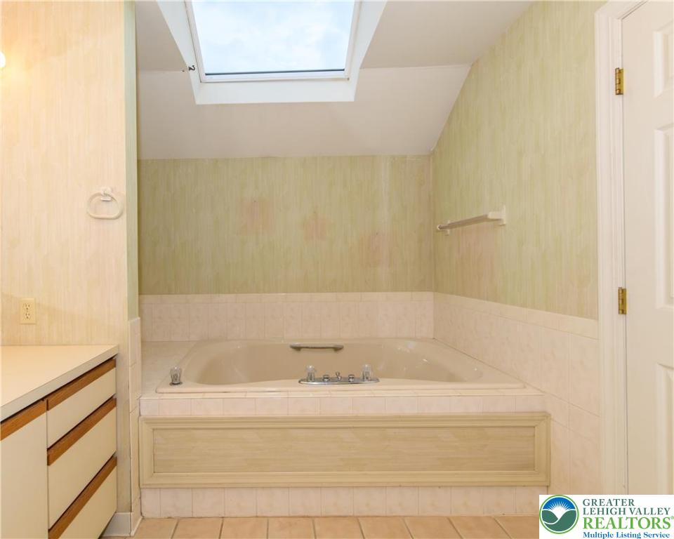 Hanover Twp, Pennsylvania 18017, United States, 4 Bedrooms Bedrooms, ,4 BathroomsBathrooms,Residential,Active,152390