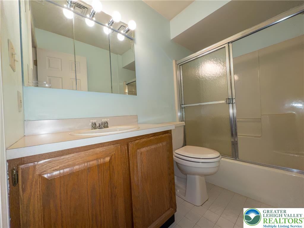 Hanover Twp, Pennsylvania 18017, United States, 4 Bedrooms Bedrooms, ,4 BathroomsBathrooms,Residential,Active,152390