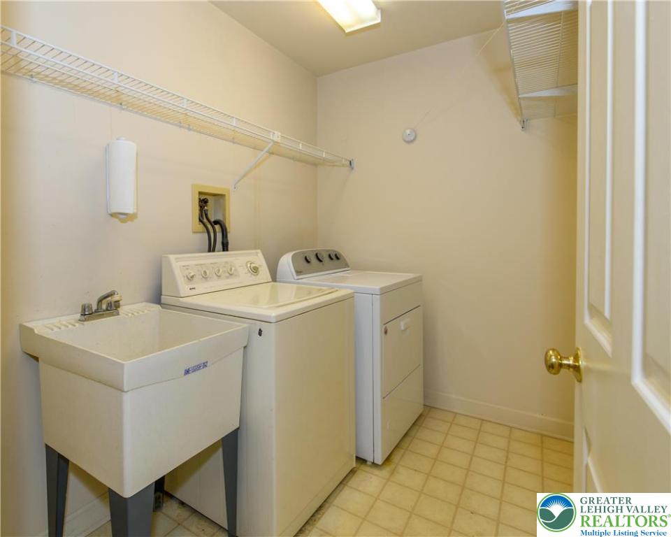 Hanover Twp, Pennsylvania 18017, United States, 4 Bedrooms Bedrooms, ,4 BathroomsBathrooms,Residential,Active,152390