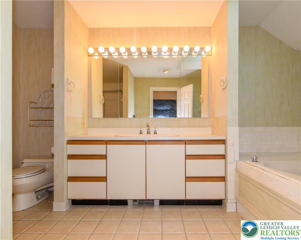 Hanover Twp, Pennsylvania 18017, United States, 4 Bedrooms Bedrooms, ,4 BathroomsBathrooms,Residential,Active,152390