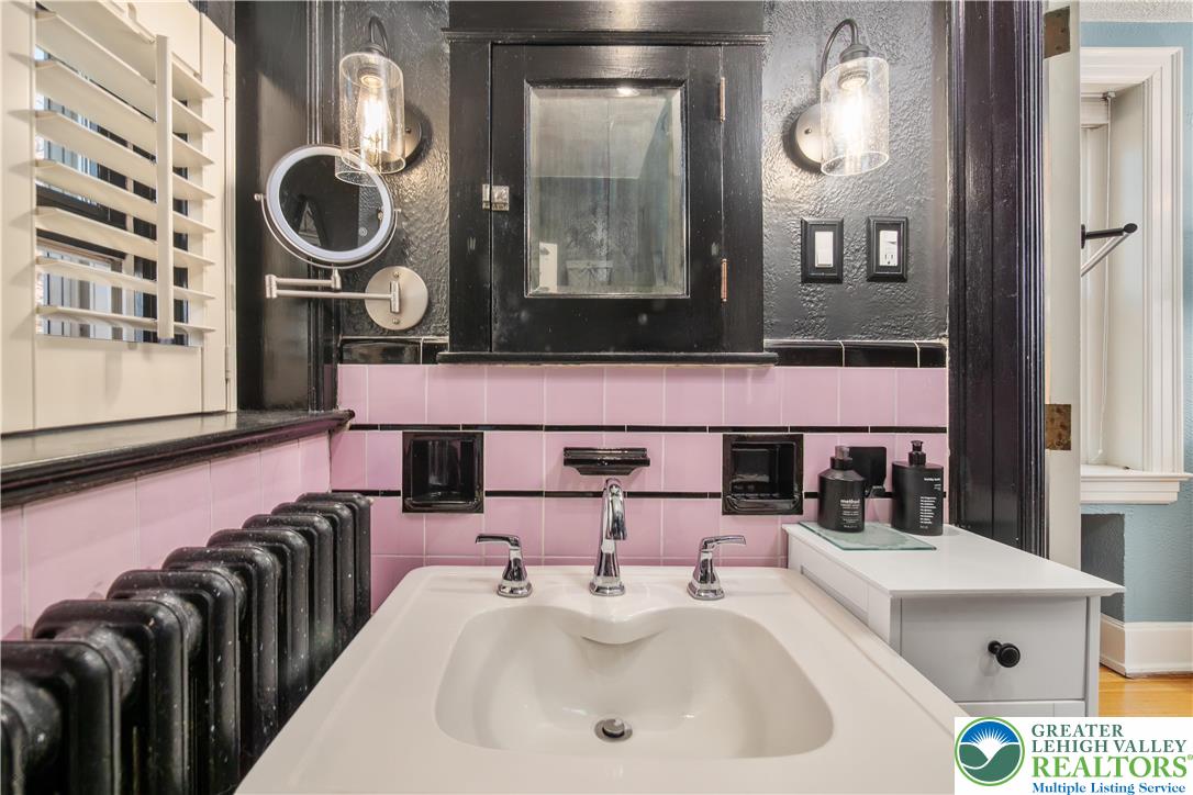 South Whitehall Twp, Pennsylvania 18104, United States, 5 Bedrooms Bedrooms, ,3 BathroomsBathrooms,Residential,Active,244361