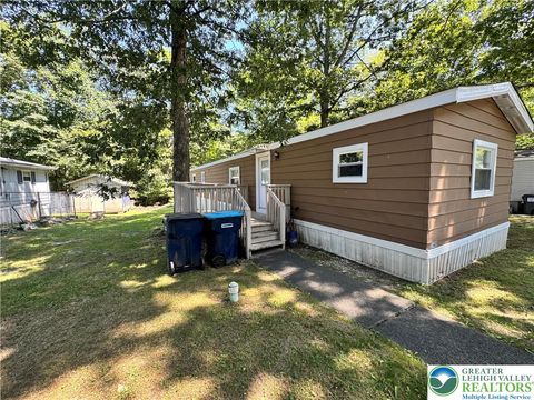 Photo of 140 Green Mountain Dr, Middle Smithfield Twp, PA 18302 (MLS # 763602) Photo of 140 Green Mountain Dr, Middle Smithfield Twp, PA 18302 (MLS # 763602)