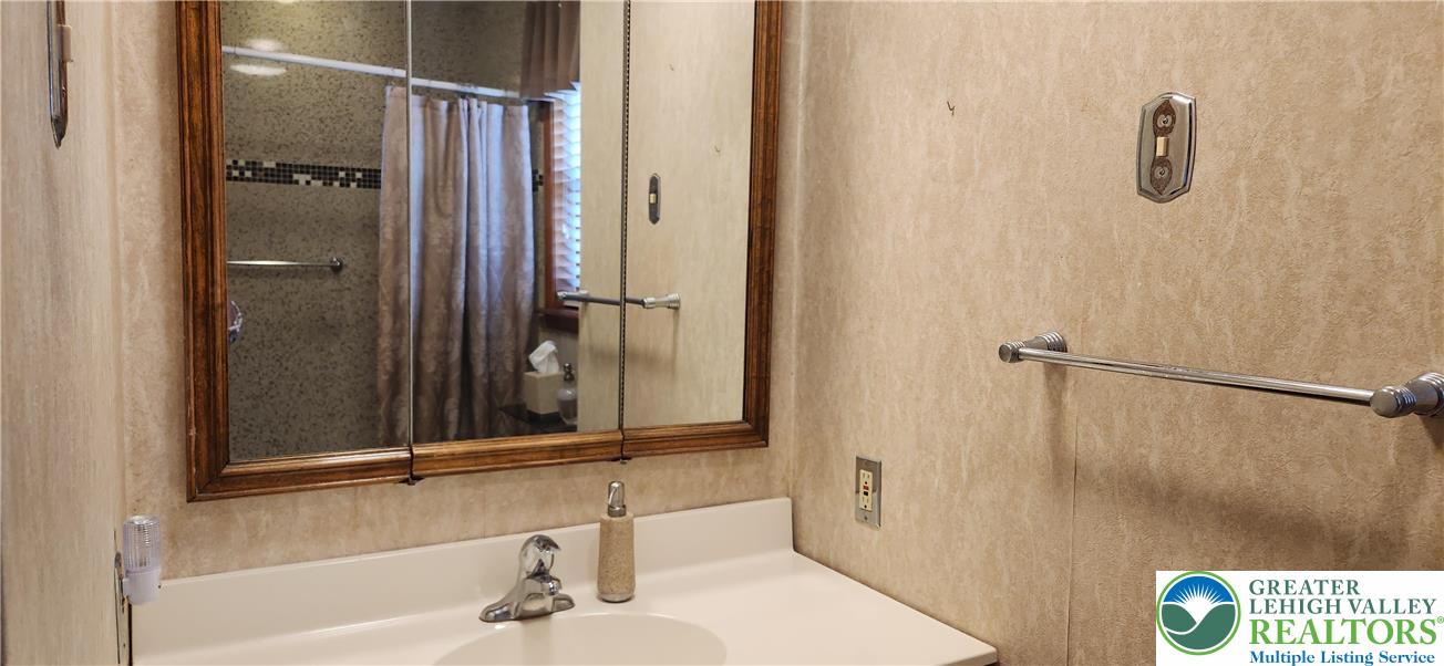 Fountain Hill Boro, Pennsylvania 18015, United States, 3 Bedrooms Bedrooms, ,2 BathroomsBathrooms,Residential,Active,206874