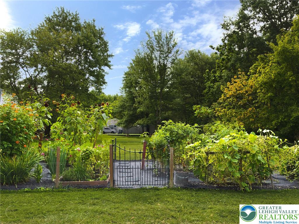 Springfield Twp, Pennsylvania 18036, United States, 4 Bedrooms Bedrooms, ,2 BathroomsBathrooms,Residential,Active,227218