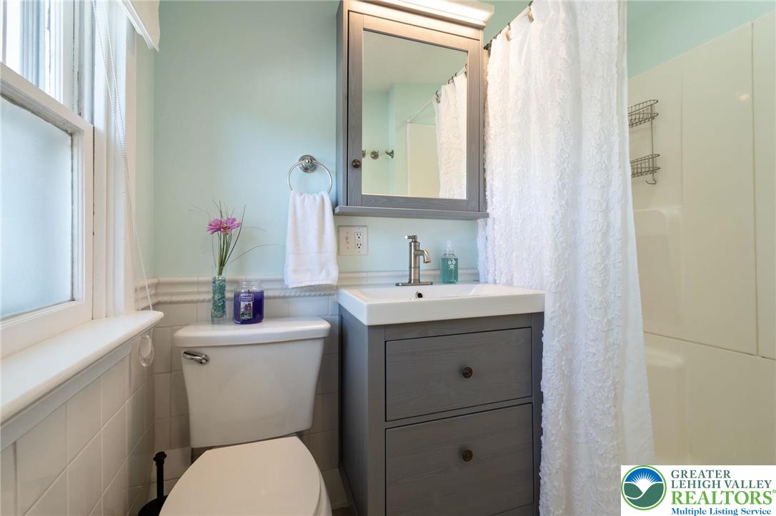 Springfield Twp, Pennsylvania 18036, United States, 4 Bedrooms Bedrooms, ,2 BathroomsBathrooms,Residential,Active,227218