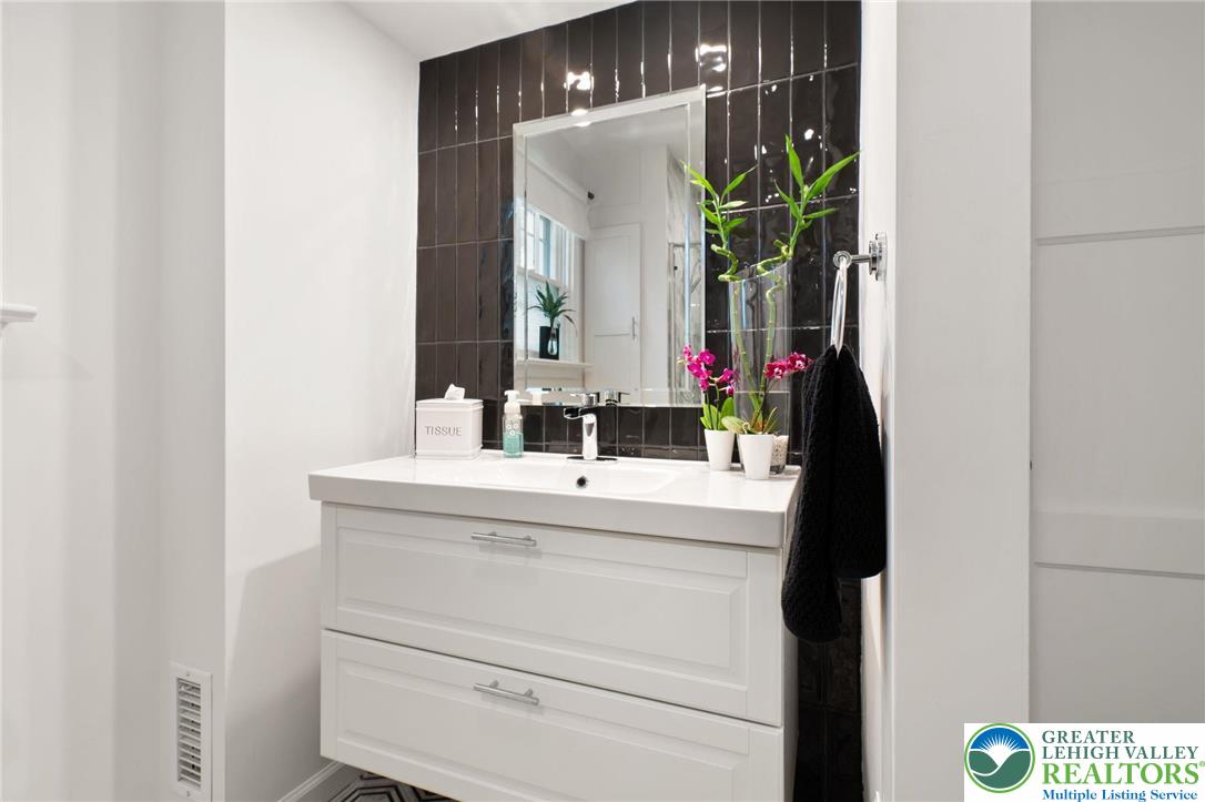 Springfield Twp, Pennsylvania 18036, United States, 4 Bedrooms Bedrooms, ,2 BathroomsBathrooms,Residential,Active,227218