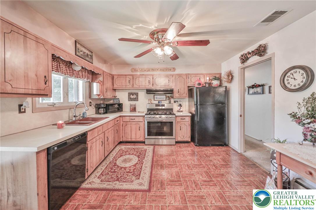 Whitehall Twp, Pennsylvania 18052, United States, 3 Bedrooms Bedrooms, ,2 BathroomsBathrooms,Residential,Pending,199207