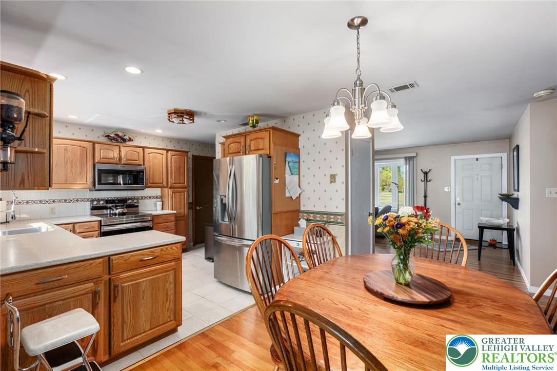 Longswamp Twp, Pennsylvania 19539, United States, 3 Bedrooms Bedrooms, ,2 BathroomsBathrooms,Residential,Pending,214765