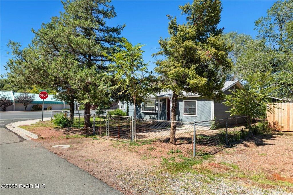 Photo of 848 Flora Street, Prescott, AZ 86301 (MLS # 1076943)