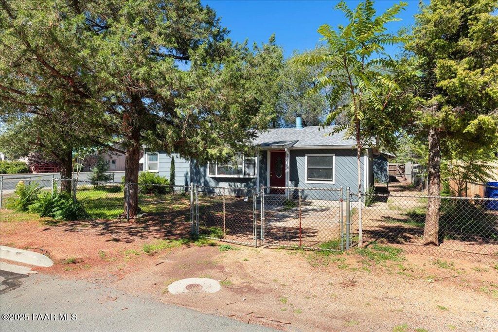 Photo of 848 Flora Street, Prescott, AZ 86301 (MLS # 1076943)