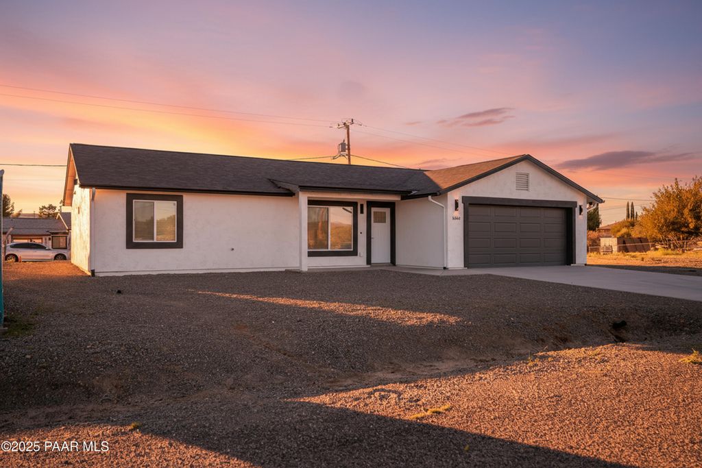 Photo of 16494 S White Rock Lane, Mayer, AZ 86333 (MLS # 1077576)