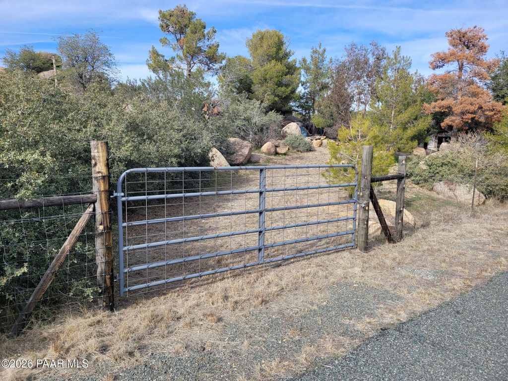Photo of 23280 S Mountainaire Drive, Yarnell, AZ 85362 (MLS # 1078972)