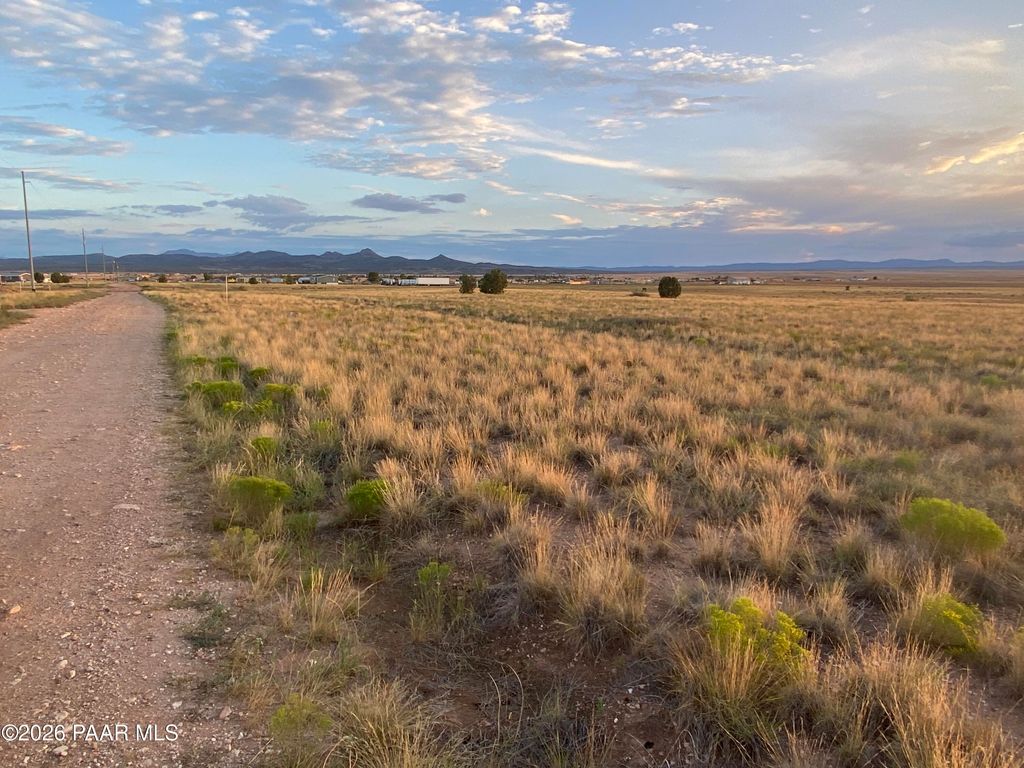 Photo of 3639 W Granite Drive, Paulden, AZ 86334 (MLS # 1080554)