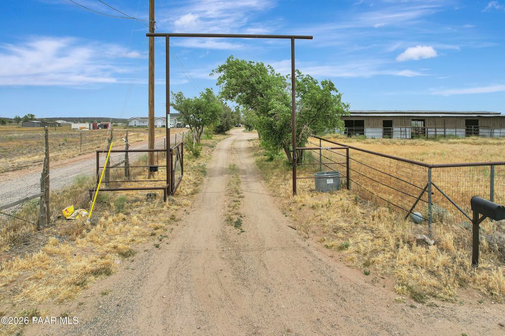 Photo of 25055 N Naples Street, Paulden, AZ 86334 (MLS # 1081771)