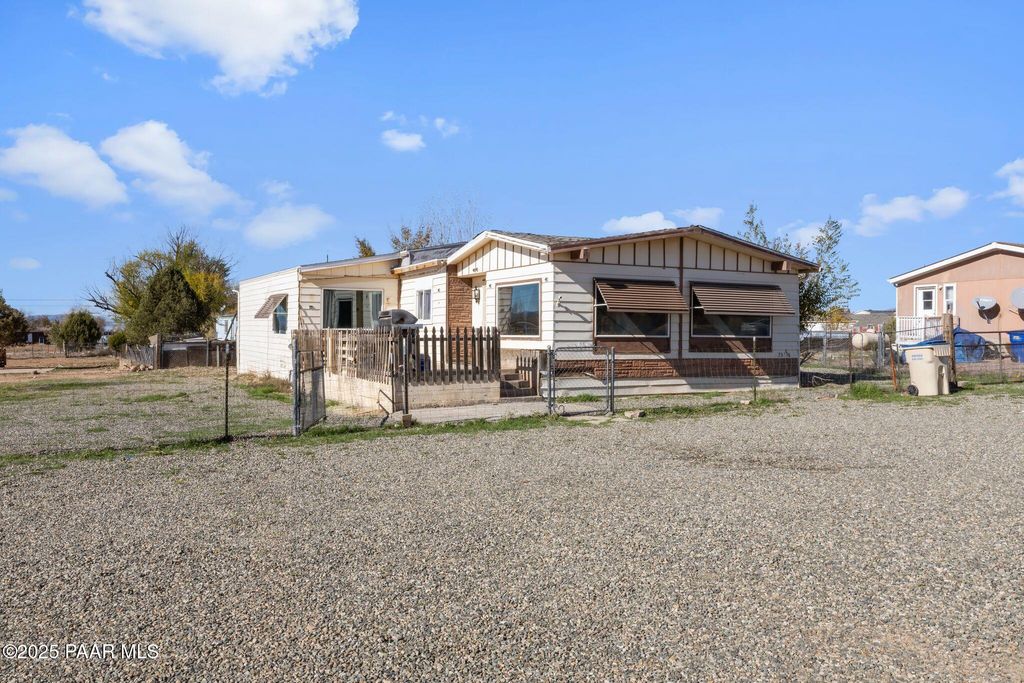 Photo of 25350 N Enid Drive, Paulden, AZ 86334 (MLS # 1078115)
