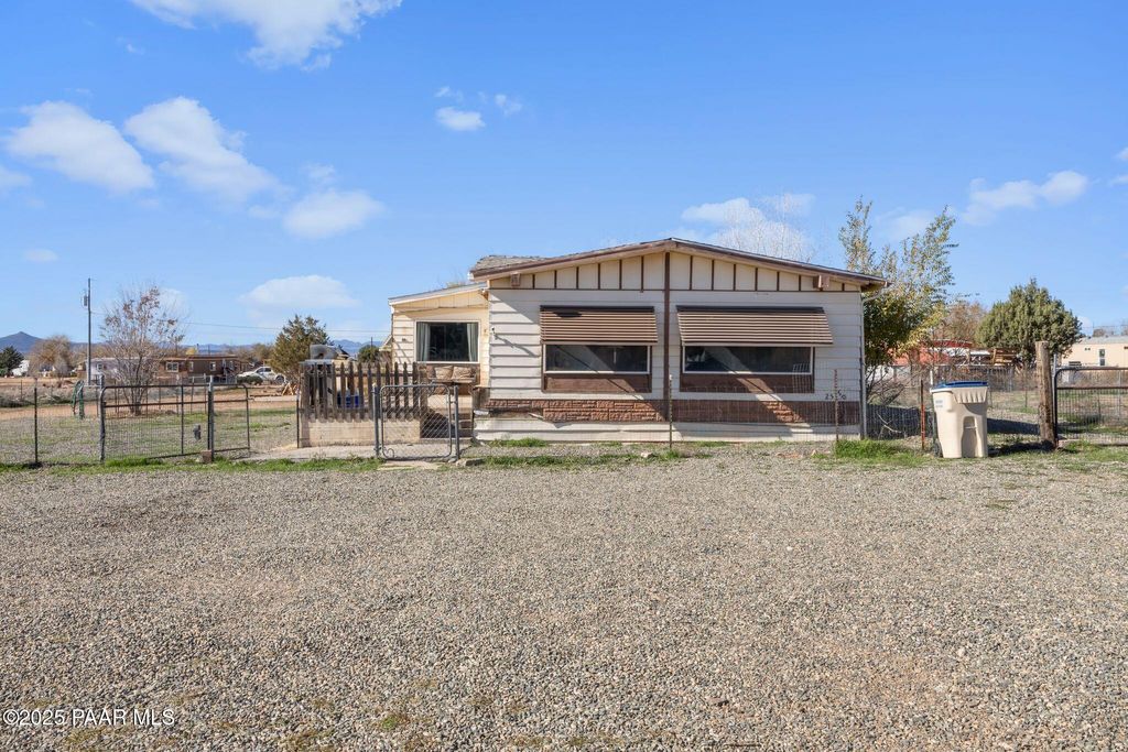 Photo of 25350 N Enid Drive, Paulden, AZ 86334 (MLS # 1078115)