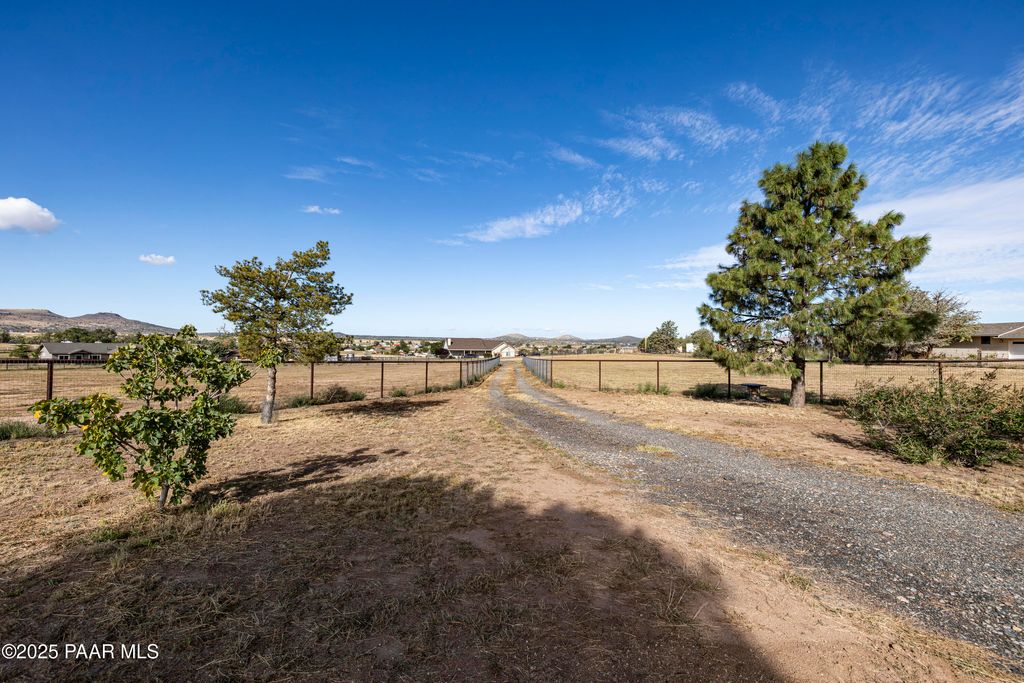 Photo of 695 S Mountain View Road, Chino Valley, AZ 86323 (MLS # 1077091)