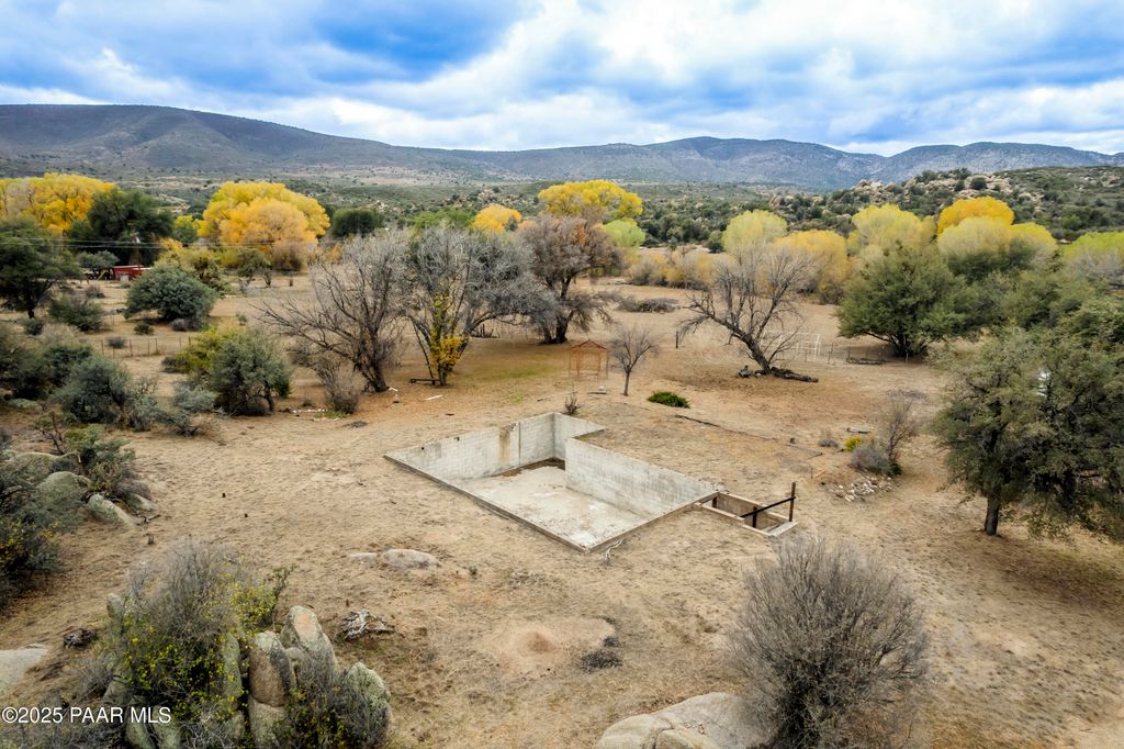 Photo of 830 S Grisby Road, Skull Valley, AZ 86338 (MLS # 1077931)