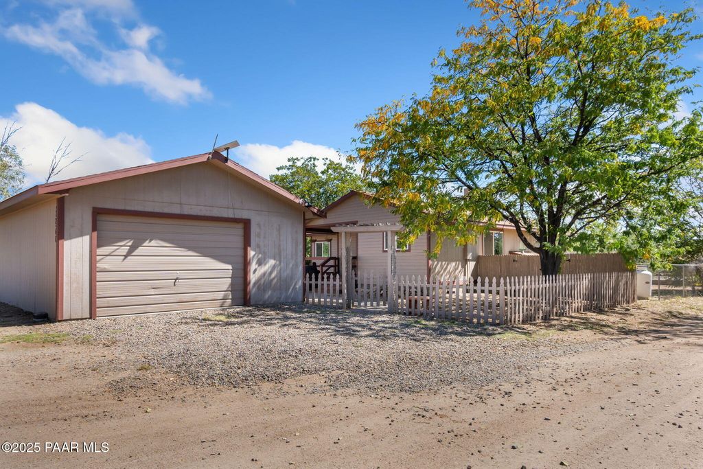 Photo of 25960 W Old Granthams Road, Hillside, AZ 86321 (MLS # 1077078)