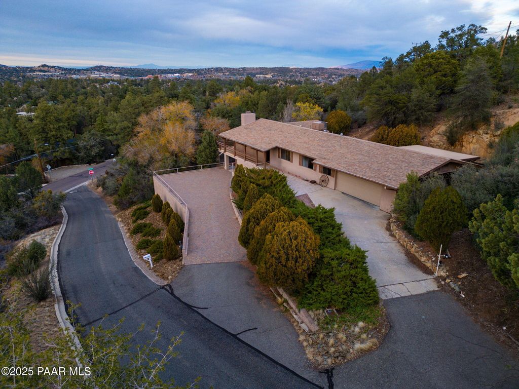 Photo of 425 Fairway View Drive, Prescott, AZ 86303 (MLS # 1078113)