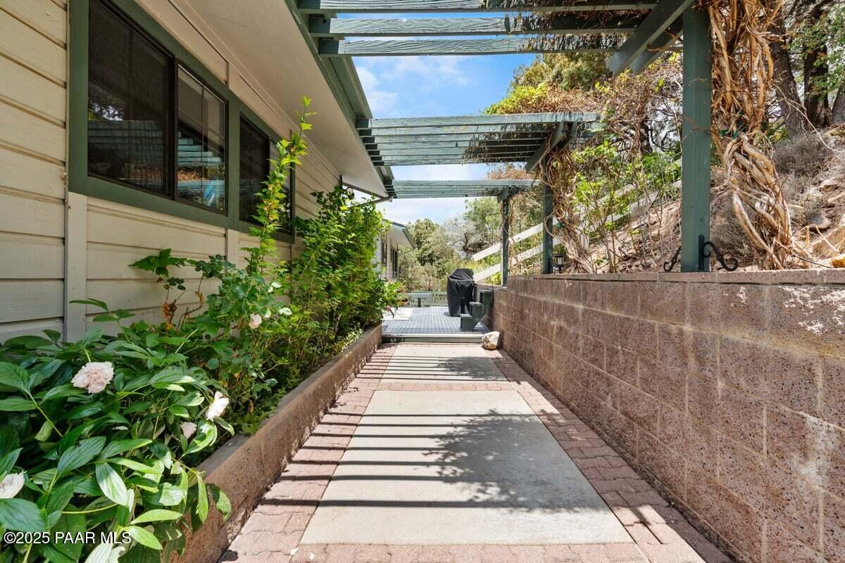 1289 S Manzanita Hill Road