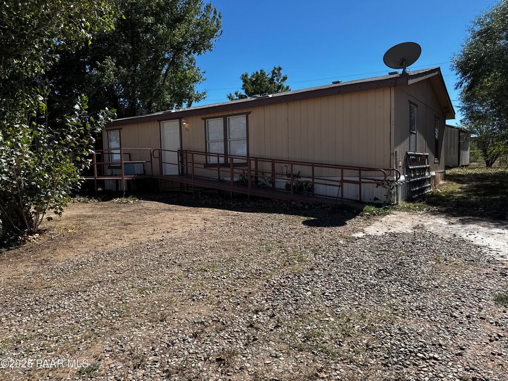 Photo of 385 W Granada Drive, Paulden, AZ 86334 (MLS # 1076950)