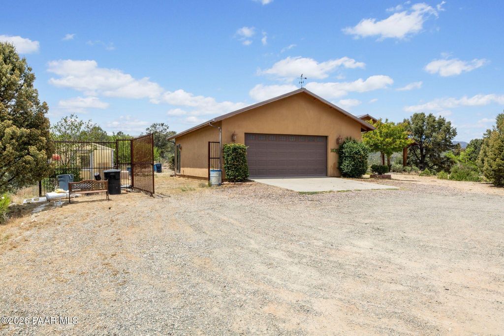 Photo of 17495 W Ravens Nook, Peeples Valley, AZ 86332 (MLS # 1081992)