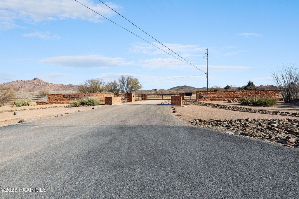 Photo of 25 S Cattle Call, Kirkland, AZ 86332 (MLS # 1081692)