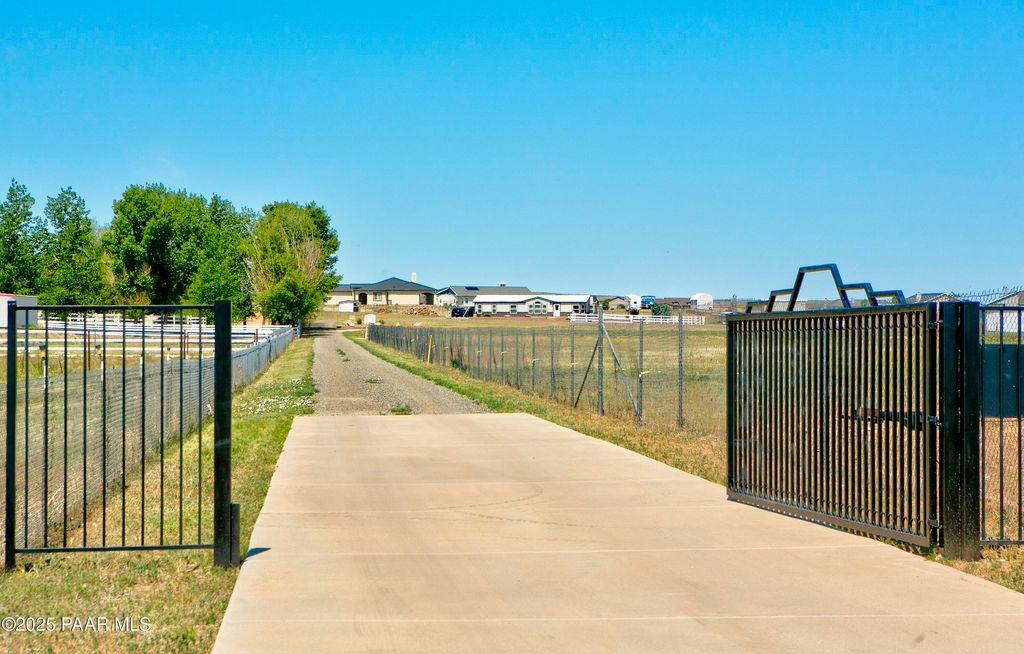 Photo of 10450 N Poquito Valley Road, Prescott Valley, AZ 86315 (MLS # 1076839)
