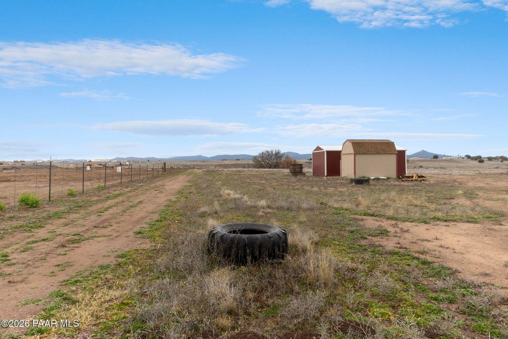 Photo of 25550 N Leonora Lane, Paulden, AZ 86334 (MLS # 1078549)