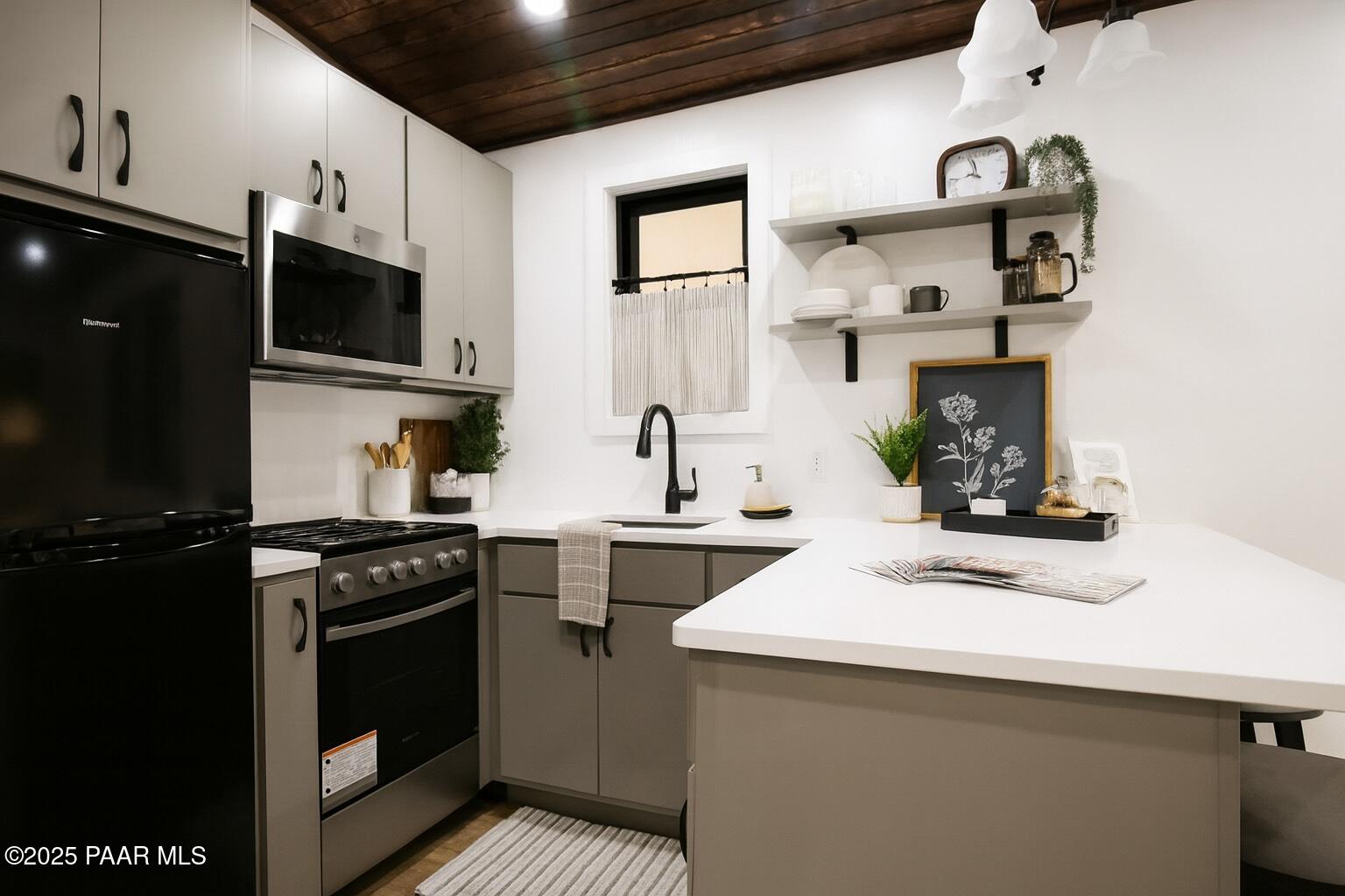 4911 E Diamond Drive