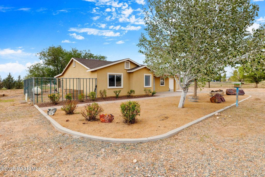 Photo of 25800 N Poppy Drive, Paulden, AZ 86334 (MLS # 1077164)