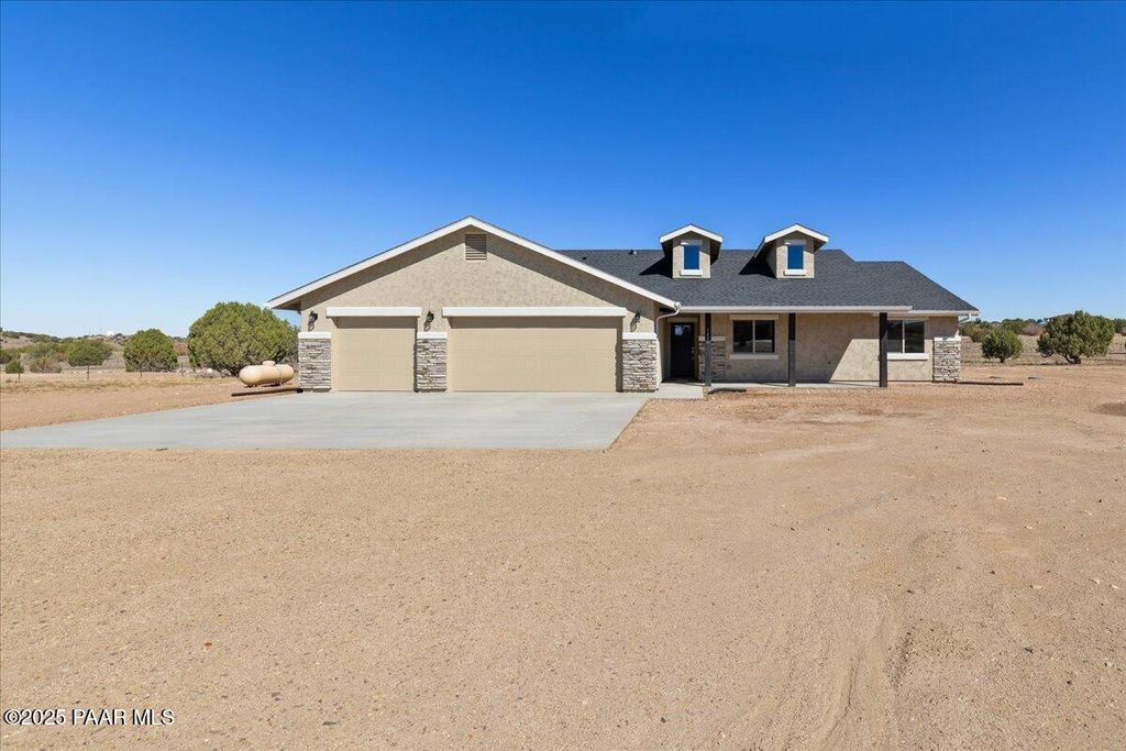 Photo of 1220 E Cougar Ridge Road, Paulden, AZ 86334 (MLS # 1078854)