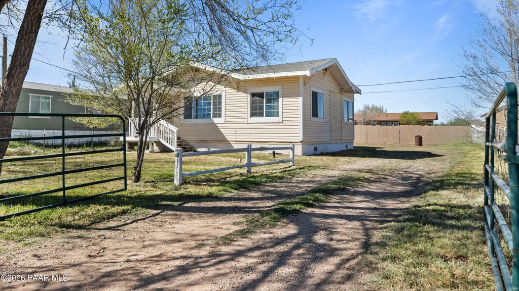 Photo of 236 W Venice Way, Paulden, AZ 86334 (MLS # 1080738)