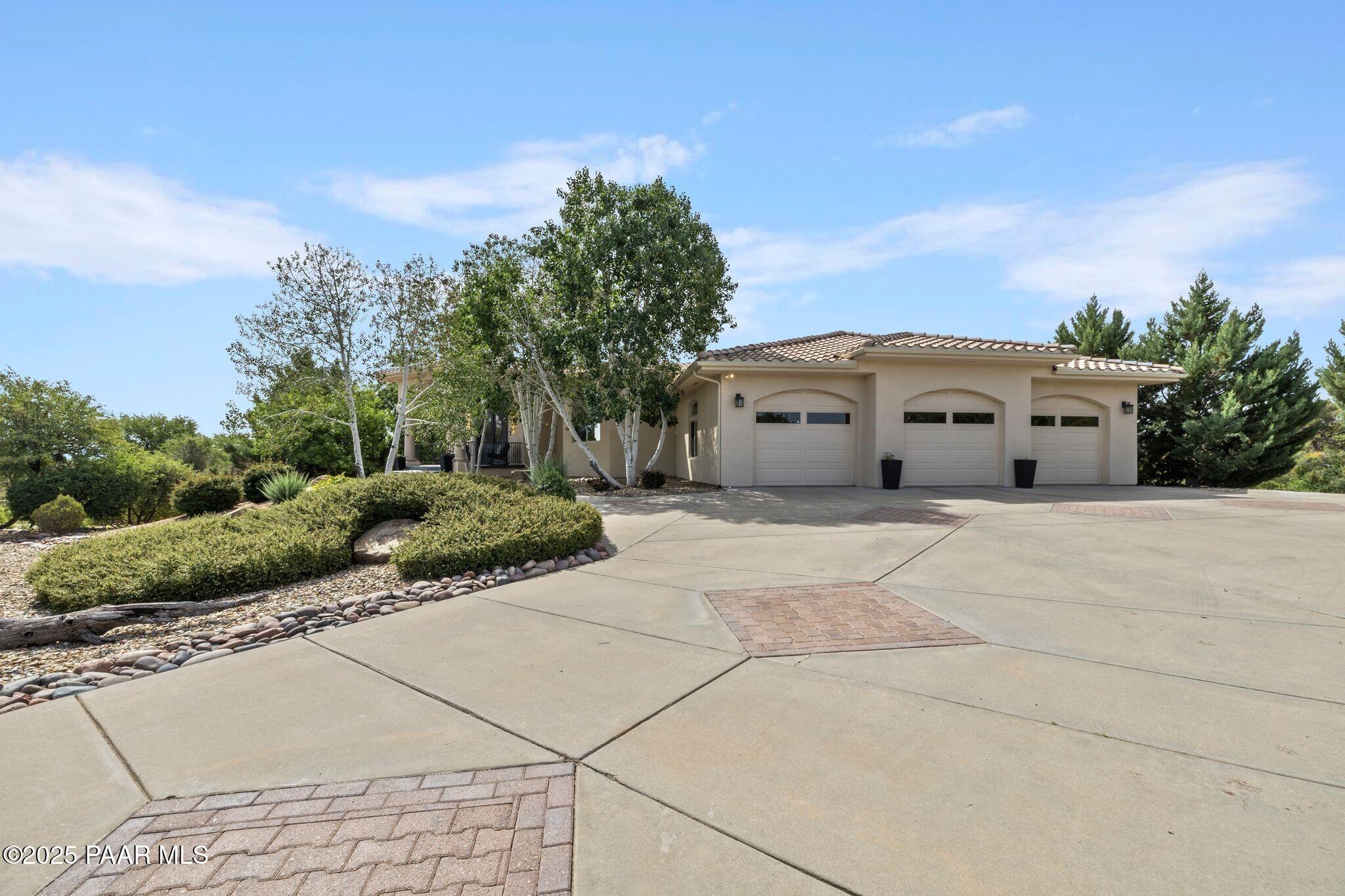 2085 W Live Oak Drive