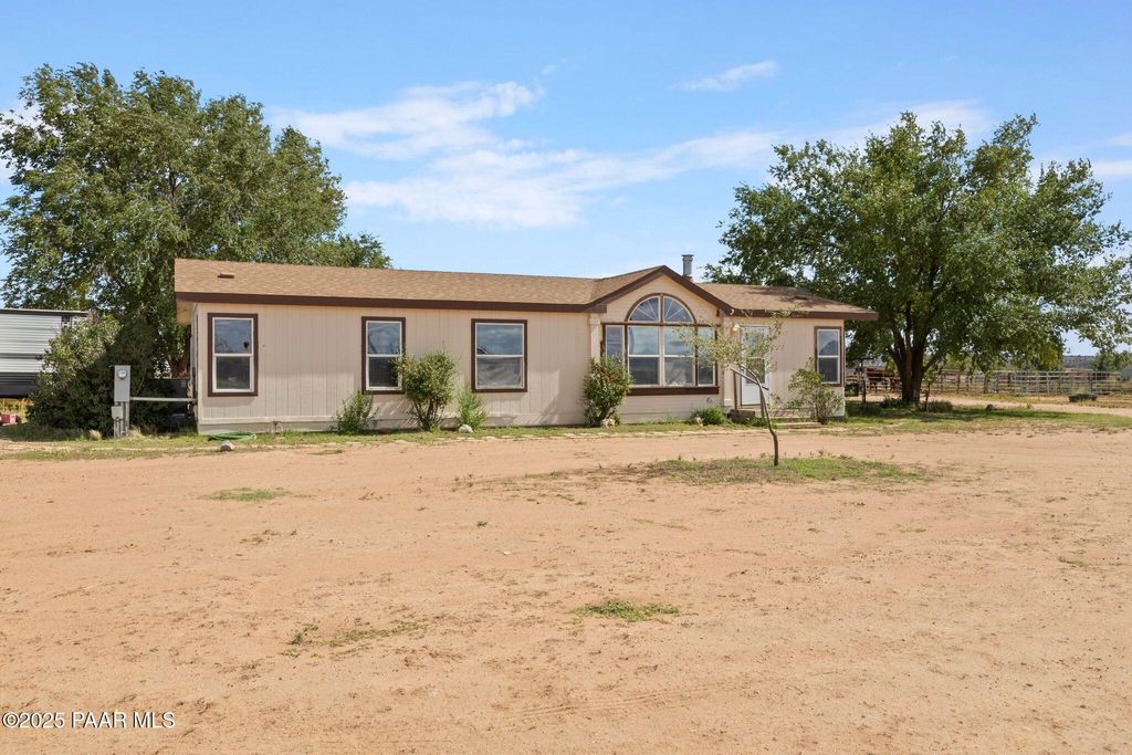 Photo of 24975 N Naples Street, Paulden, AZ 86334 (MLS # 1077221)