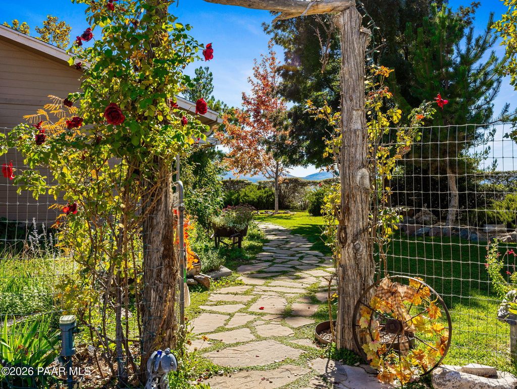 Photo of 17827 S Tawny Lane, Peeples Valley, AZ 86332 (MLS # 1079908)