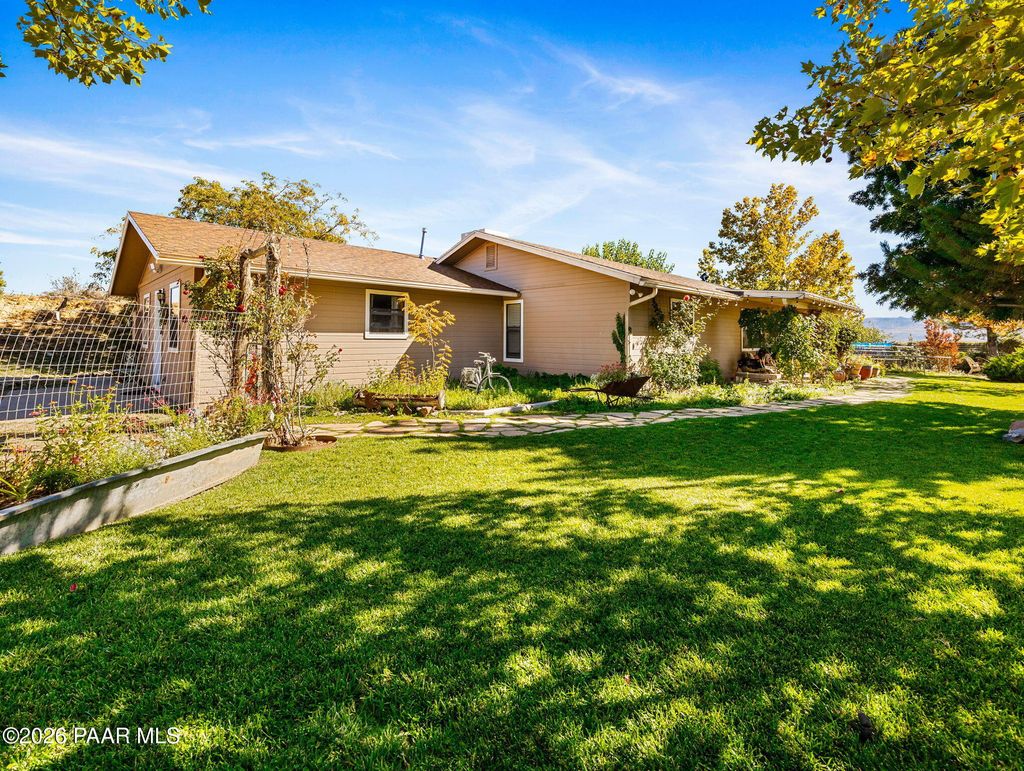 Photo of 17827 S Tawny Lane, Peeples Valley, AZ 86332 (MLS # 1079908)