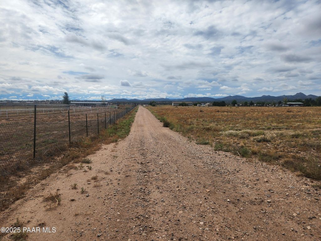 Photo of 0 Sunhawk Road, Paulden, AZ 86334 (MLS # 1076722)