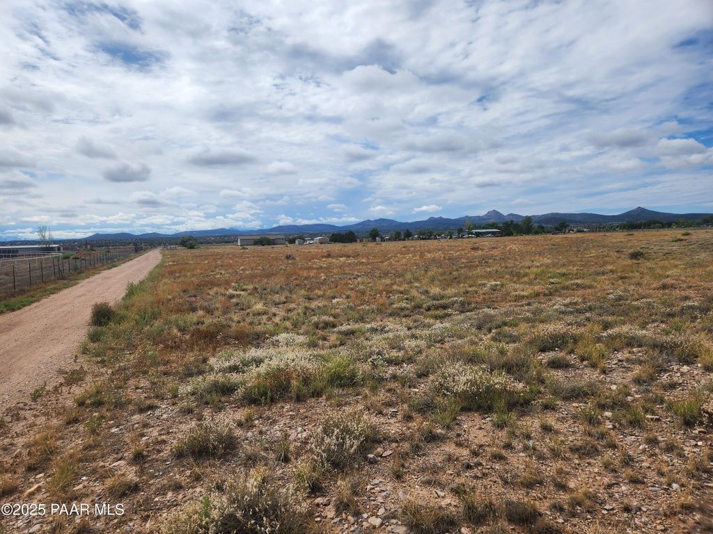 Photo of 0 Sunhawk Road, Paulden, AZ 86334 (MLS # 1076722)