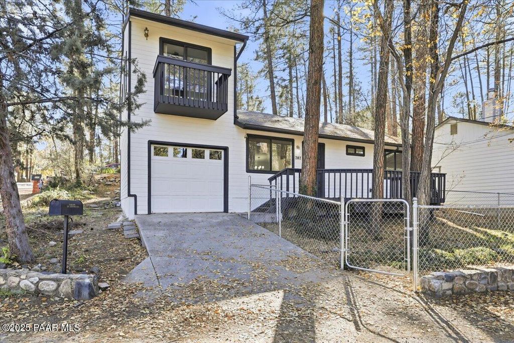 Photo of 707 Cherokee Road, Prescott, AZ 86303 (MLS # 1078143)